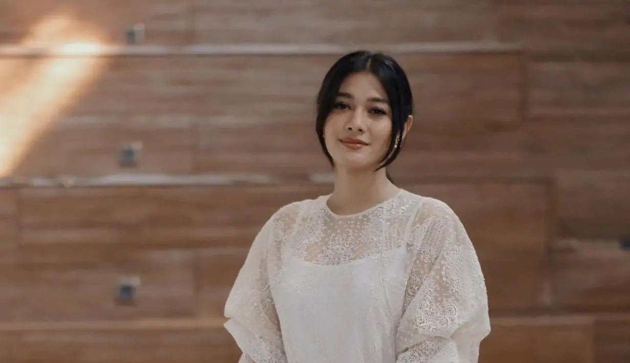 Di sini, Naysilla menampilkan gaya rambut low ponytail. Ia menyisakan sedikit rambutnya di bagian depan, memberikan ilusi bingkai wajah yang lebih tirus. Foto: Instagram.