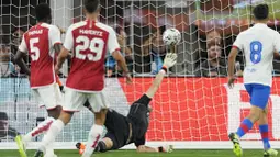 Kiper Arsenal, Aaron Ramsdale, gagal menghalau bola tendangan pemain Barcelona, Robert Lewandowski, dalam laga pramusim di Stadion SoFi, Inglewood, California, Kamis (27/7/2023). Arsenal menang dengan skor 5-3 atas Barcelona. (AP Photo/Ashley Landis)