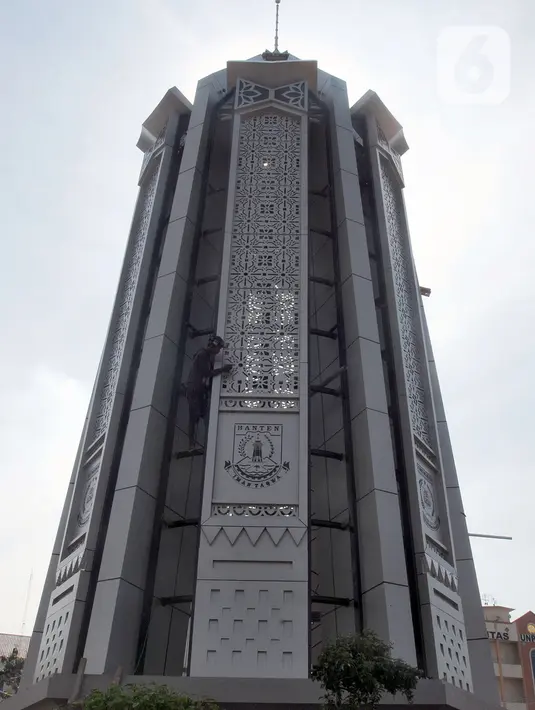 Pekerja menyelesaikan tahap finishing renovasi Tugu Pamulang di Tangerang Selatan, Banten, Jumat (7/1/2021). Proses renovasi Tugu Pamulang yang sempat viral di media sosial beberapa waktu lalu akan diresmikan pada hari Minggu besok lusa. (merdeka.com/Arie Basuki)