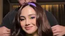 Syifa Hadju tampil cantik berperan sebagai Daphne Blake dari Scooby Doo. Ia kenakan sleveeless dress ungu dengan scraf kuning neon dan bando ungu [@hairbyranggayusuf]
