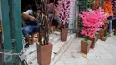 Pengrajin sedang merangkai Pohon Hias Imlek di kawasan Glodok, Jakarta, Kamis (21/1/2016). Penjualan Pohon Hias Imlek meningkat drastis jelang perayaan Imlek. (Liputan6.com/Gempur M Surya)