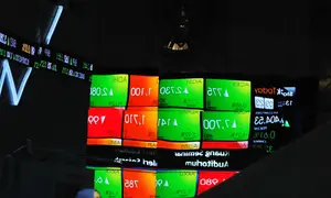 Pengunjung tengah melintasi layar pergerakan saham di BEI, Jakarta, Senin (13/2). Pembukaan perdagangan bursa hari ini, Indeks Harga Saham Gabungan (IHSG) tercatat menguat 0,57% atau 30,45 poin ke level 5.402,44. (Liputan6.com/Angga Yuniar)