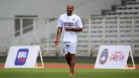 Legenda sepak bola Argentina, Juan Sebastian Veron bermain tanpa alas kaki pada acara puncak BRImo Future Garuda yang bertajuk FOURFEO Mini Tournament di Stadion Madya, Jakarta, Kamis (01/06/2023). (Bola.com/Bagaskara Lazuardi)