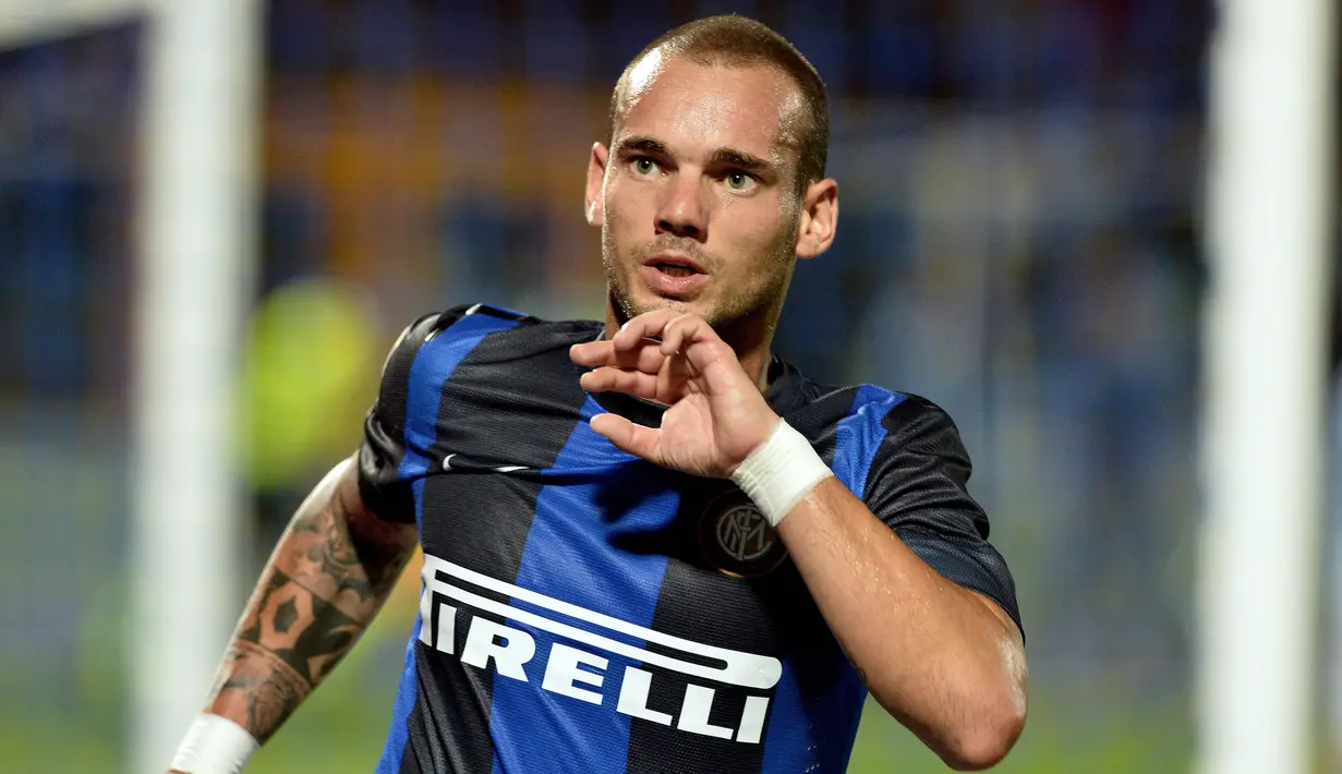 1. Wesley Sneijder - Pemain jebolan Ajax Academy ini pernah mencicipi peran sebagai anak gawang. Pemain yang membawa Inter Milan meraih treble winner itu memiliki karier yang mulus sebagai pesepak bola top Eropa. (AFP/Vincenzo Pinto)