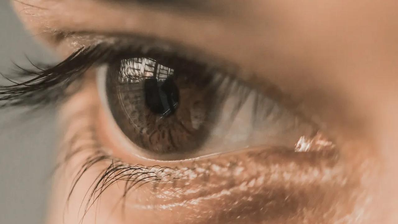 Dari Eyeliner Hingga Maskara Waterproof, Ketahui 8 Produk Kecantikan yang Bisa Bahayakan Mata