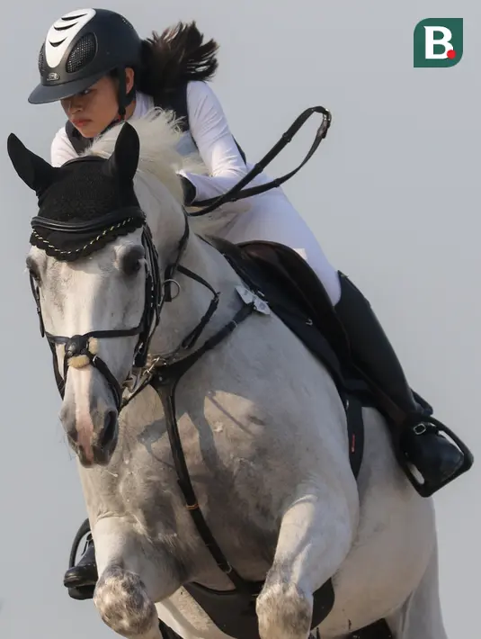<p>Atlet berkuda Equinara Horse Sports, Euclia Purnama beraksi dengan kudanya Griffith pada ajang Indonesia Horse Lovers 2022 kelas Show Jumping yang berlangsung di Equinara Horse Sports, JIEP Pulomas, Jakarta (13/10/2022). Ajang ini berlangsung dari 19 Oktober hingga 23 Oktober 2022 dengan memperlombakan kelas Drassage dan Show Jumping. (Bola.com/Bagaskara Lazuardi)</p>