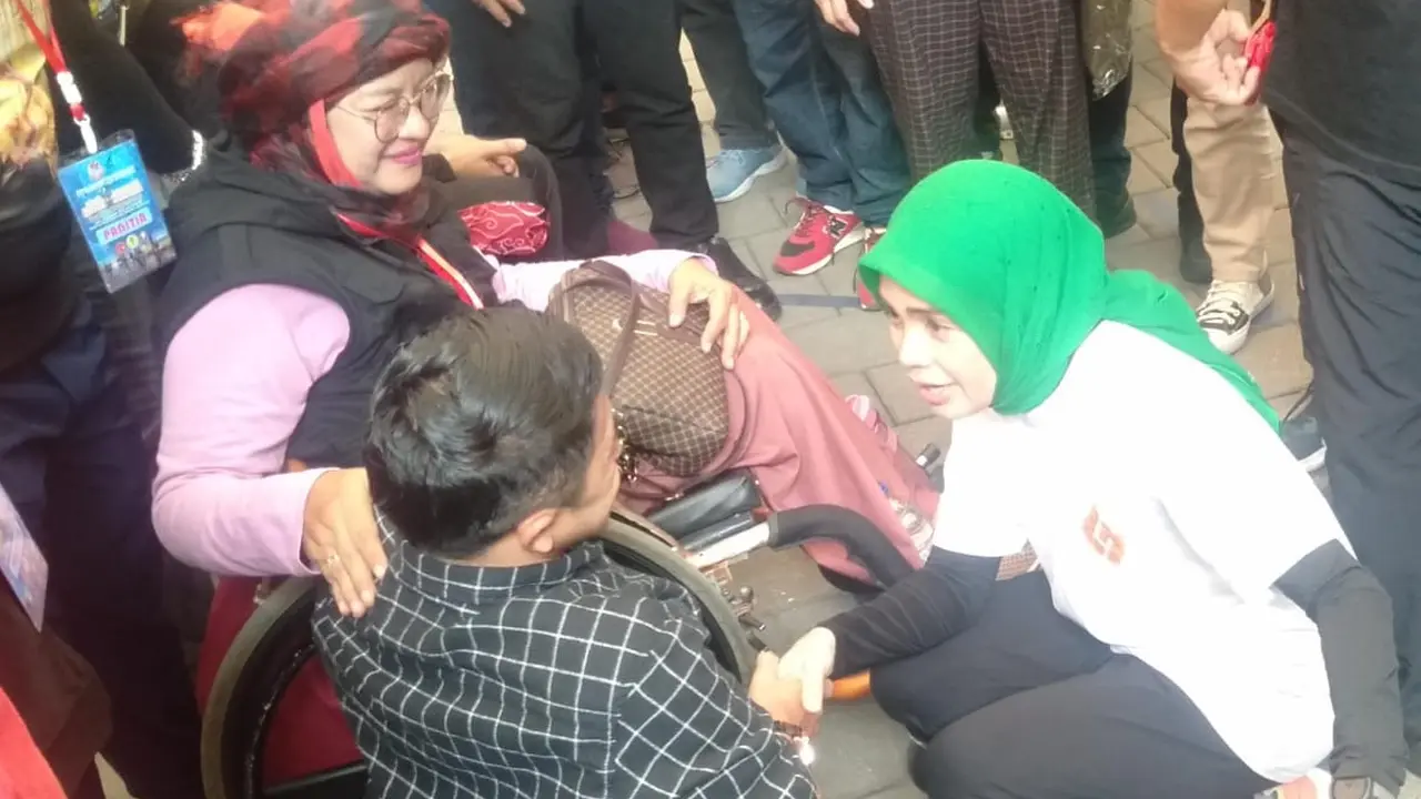 Siti Atikoh, istri dari Calon Presiden nomor urut 3 Ganjar Pranowo bersemangat dalam menyerap aspirasi disabilitas usai jalan sehat dan piknik bersepeda gowes heritage di Rumah Apirasi Ganjar-Mahfud Presiden 2024/Tim Koordinasi Relawan Pemenangan Pilpres
