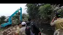 Untuk menanggulangi banjir yang kerap merendam kawasan Mampang dan sekitarnya pemprov DKI melakukan pelebaran Kali Mampang hingga 20 meter, Rabu (20/8/2014) (Liputan6.com/Faizal Fanani)