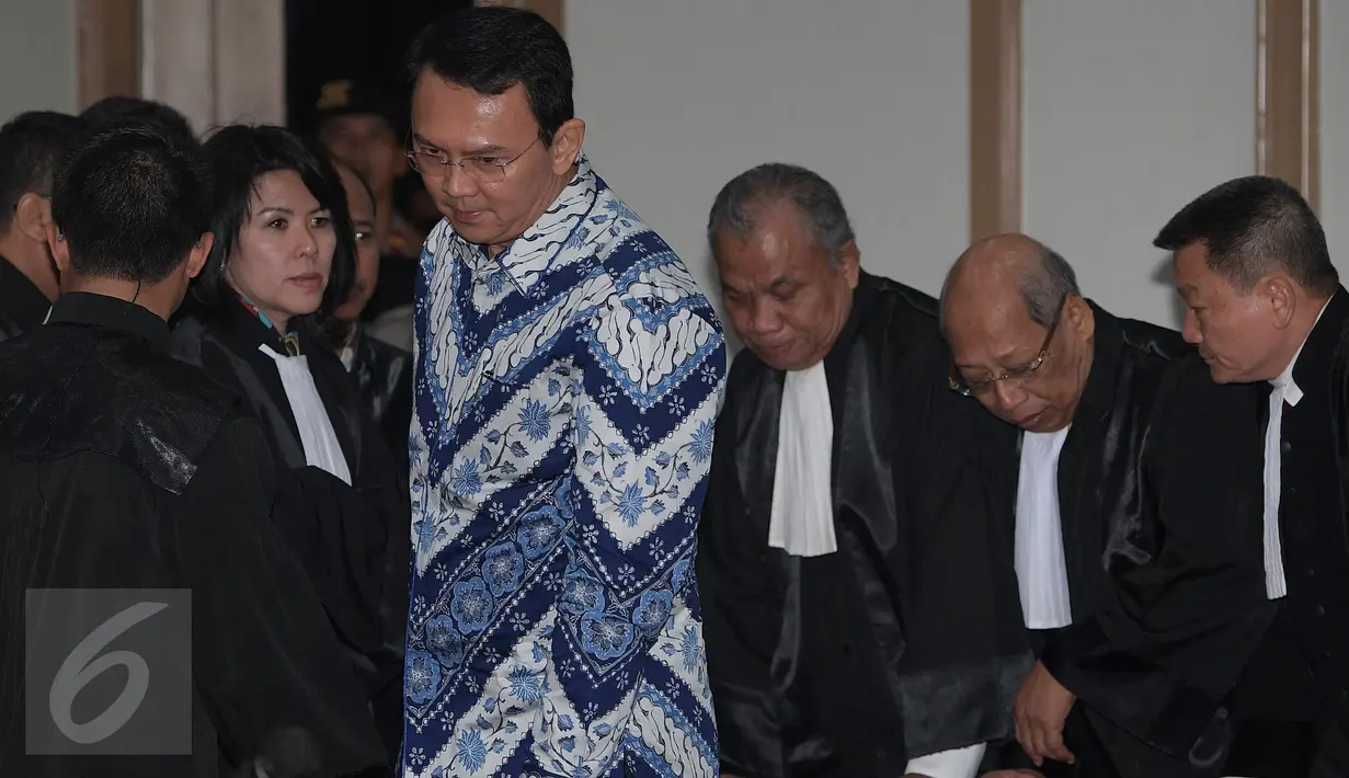 Terdakwa Basuki Tjahaja Purnama atau Ahok berunding dengan tim penasehat hukum setelah pembacaan putusan sidang di Kementan, Jakarta, Selasa (9/5). Majelis Hakim menjatuhkan vonis selama dua tahun penjara terhadap Ahok. (Liputan6.com/sigid Kurniawan/Pool)