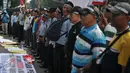 Aksi ratusan sopir bus Transjakarta yang bernaung di PT Trans Batavia di kantor Gubernur DKI Jakarta, Rabu (14/9) . Demo tersebut menuntut agar PT Trans Batavia membayar gaji mereka sejak Maret hingga Agustus 2016. (Liputan6.com/Gempur M Surya)