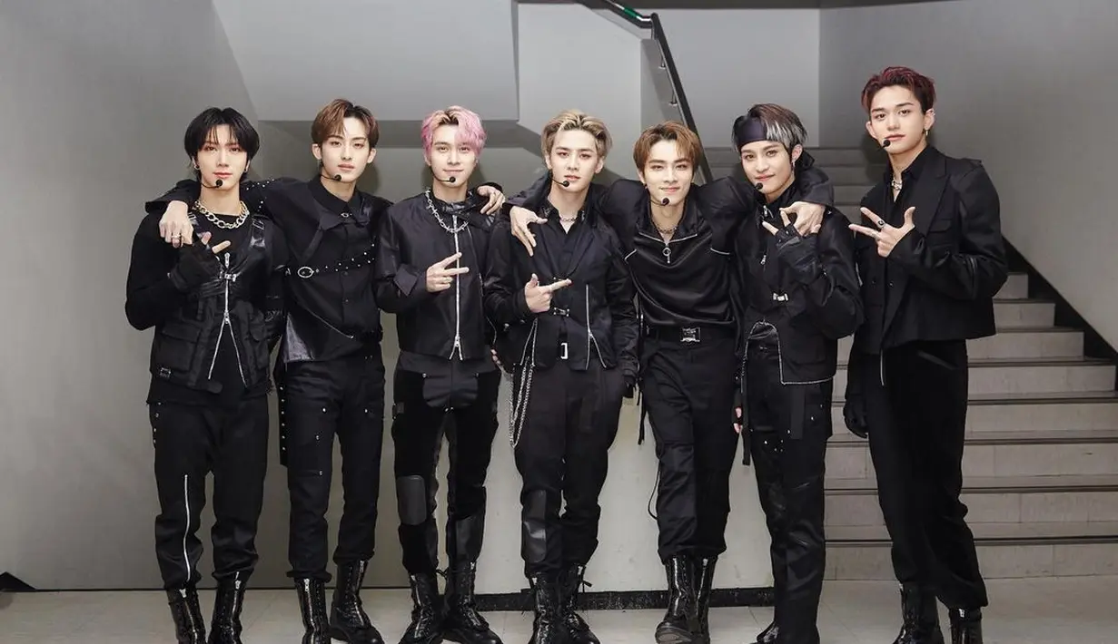 Para personel WayV juga kerap tampil identik dengan grup utama mereka, NCT. Salah satunya adalah dengan tampilan kostum serba hitam ini. (Foto: Instagram @wayvofficial)