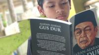 David membaca buku Gus Dur. (Foto: Dok. Twitter terverifikasi @AlissaWahid)