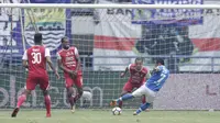 Gelandang Persib Bandung, Atep, mencetak gol ke gawang Arema FC pada laga Liga 1 di Stadion GBLA, Jawa Barat, Kamis (13/9/2018). (Bola.com/M Iqbal Ichsan)