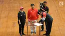 Ketua Kontingen Indonesia untuk Asian Games 2018, Komjen Pol Syafruddin (kanan) menandatangani nota integritas saat upacara pengukuhan di Istora Senayan, Jakarta, Minggu (5/8). Upacara dipimpin Menko PMK Puan Maharani. (Liputan6.com/Helmi Fithriansyah)