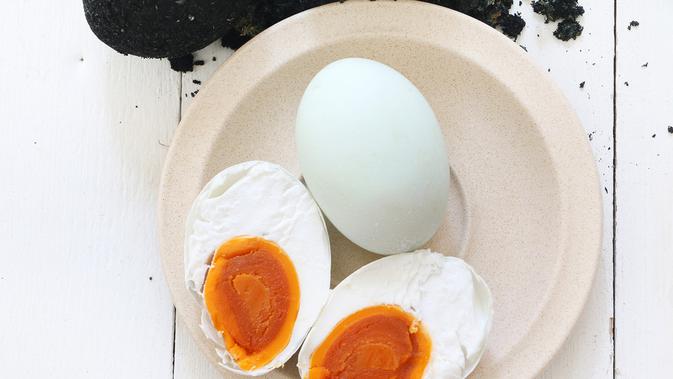 Ilustrasi telur asin. (Kondoruk/Shutterstock)