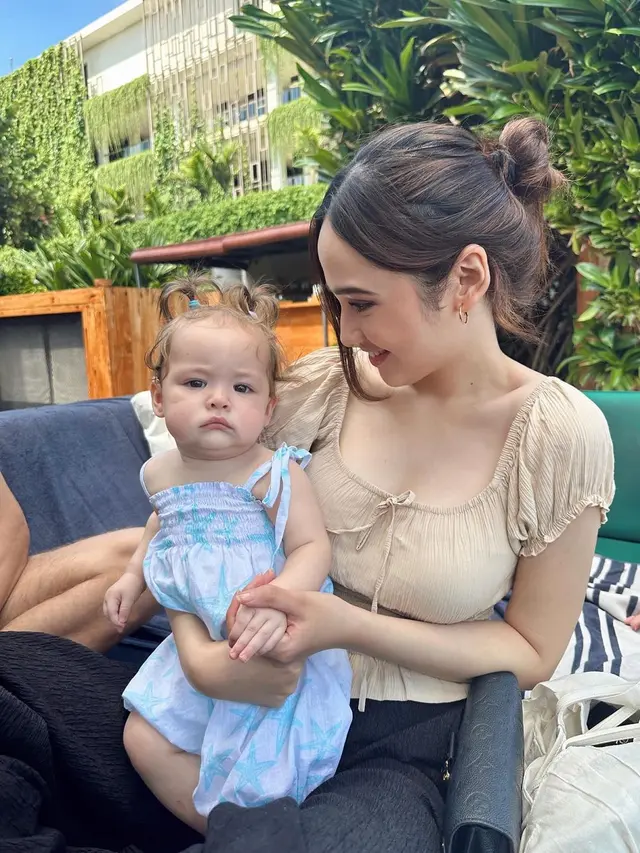 Potret Syifa Hadju pangku Baby Kamari anak bule Jennifer Coppen (Sumber: Instagram/@syifahadju)