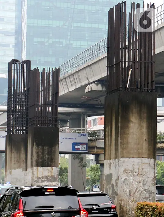 Pramono Anung menilai adanya tiang monorel yang mangkrak itu sangat mengganggu keindahan Jakarta. Karenanya, dia ingin segera menyelesaikan masalah hukum yang ada dan merapikan tiang-tiang itu. (Liputan6.com/Herman Zakharia)