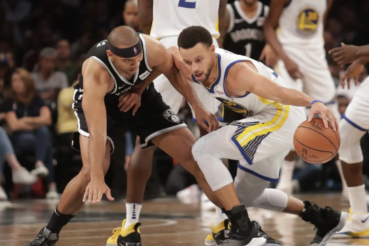 Aksi pemain Warriors Stephen Curry saat melawan Nets dilanjutan NBA