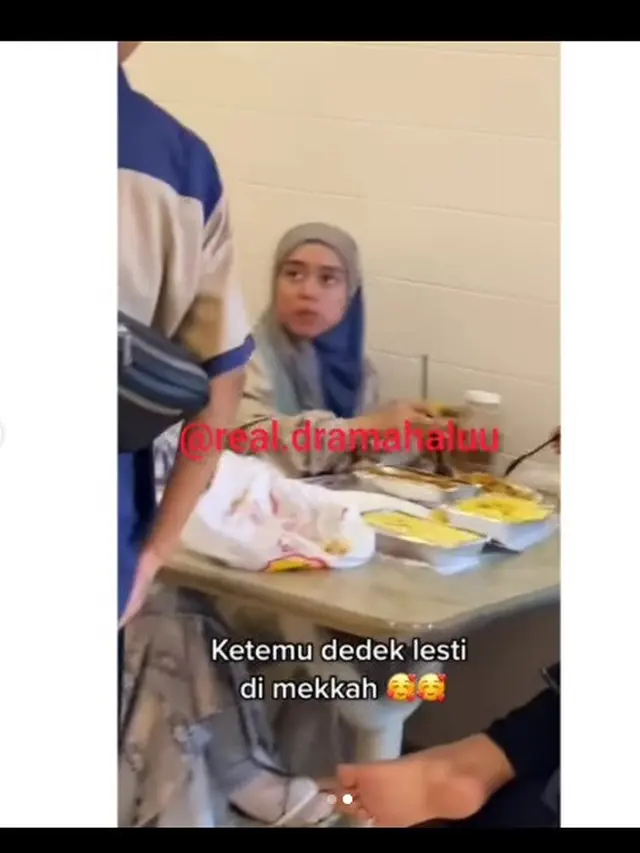 Lesti Kejora terlihat makan bersama keluarga di sebuah mal kota Mekkah (Foto: Instagram real.dramahaluu)