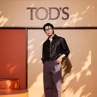 Penampilannya menjadi representasi sempurna dari visi terbaru Direktur Kreatif Matteo Tamburini yang mengedepankan kemewahan khas Italia melalui siluet bersih, material premium, dan gaya yang terasa effortless. [Dok/Tod's].