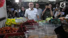 Menteri Perdagangan Zulkifli Hasan meninjau sejumlah kios komoditas pokok Pasar Kramat Jati, di Jakarta, Jumat (15/3/2024). (merdeka.com/Imam Buhori)