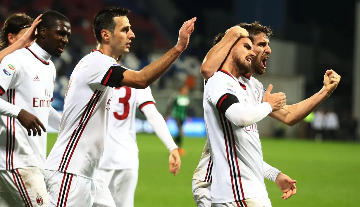 Para pemain AC Milan, merayakan gol Suso (2kanan) saat melawan Sassuolo pada lanjutan Serie A di Mapei Stadium, Reggio Emilia, Italia, (5/11/2017). Milan menang 2-0. (Elisabetta Baracchi/ANSA via AP)