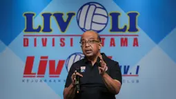 Ketua III Bidang Kompetisi dan Pertandingan PP. PBVSI, Hanny S. Surkatty memberikan keterangan saat konferensi pers Livoli 2022 yang berlangsung di Hall Senayan City, Jakarta, Rabu (21/09/2022) sore WIB. (Bola.com/Bagaskara Lazuardi)