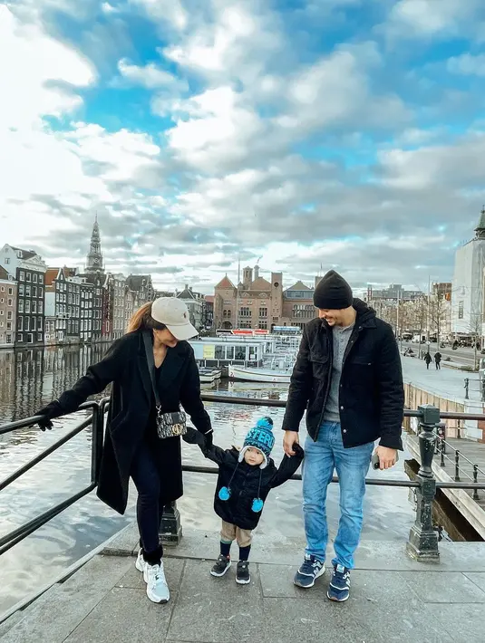 Melihat di akun instagramnya, keduanya kerap menikmati waktu bersama sang buah hati iburan. Baik dalam dan luar negeri. [Instagram/andrewandika]