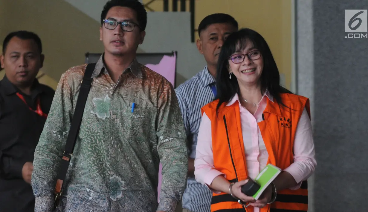 Bupati Kepulauan Talaud, Sulawesi Utara nonaktif Sri Wahyumi Maria Manalip tersenyum usai menjalani pemeriksaan di Gedung KPK, Jakarta, Selasa (27/8/2019). Sri Wahyumi diperiksa terkait kasus dugaan suap pengadaan barang di Kabupaten Kepulauan Talaud Tahun Anggaran 2019. (merdeka.com/Dwi Narwoko)