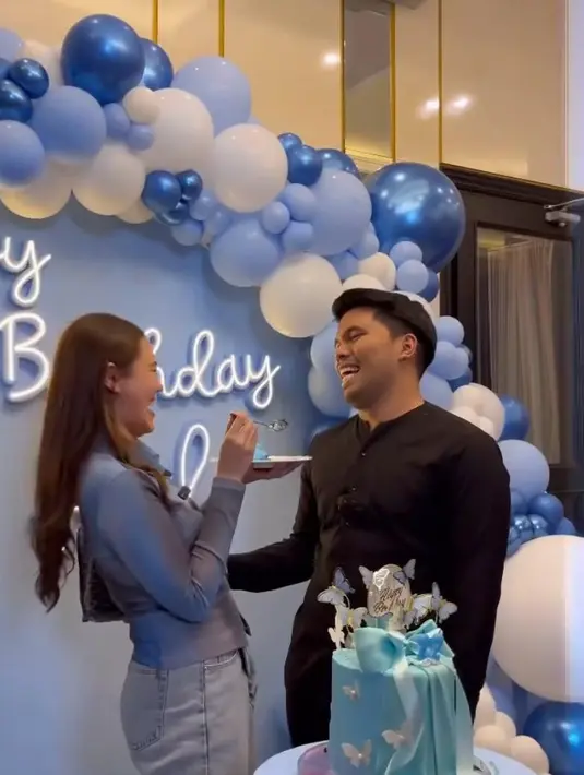 Ruangan rumah tampak dihiasi dengan dekorasi serba biru, senada dengan outfit Aaliyah kala itu. [@aaliyah.massaid]