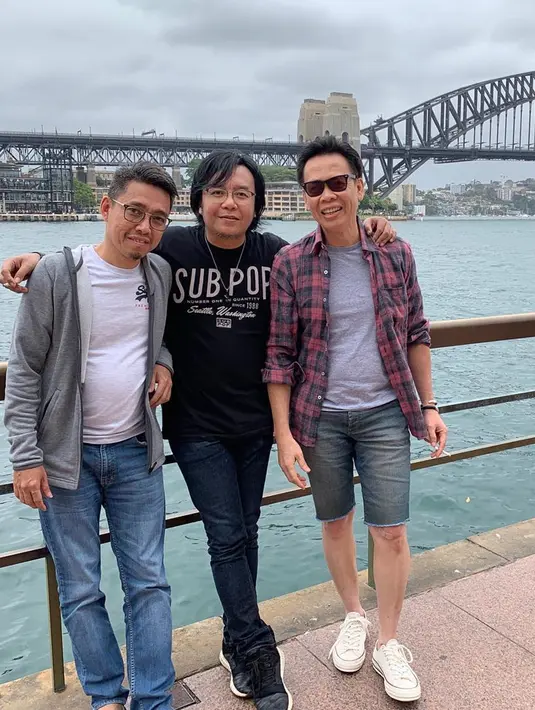 Meski memiliki kesibukan Ari Lasso tetap meluangkan waktu untuk berkumpul dengan teman-temannya. Penampilannya pun terlihat bak anak muda dengan mengenakan kaos dan celana jeans. (Liputan6.com/IG/@ari_lasso)