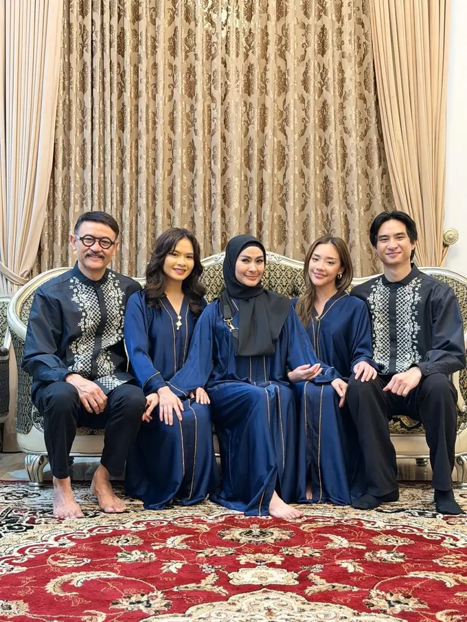 Pesona Anggun Baila Fauri Lebaran Bareng Keluarga Iis Dahlia, Serasi dengan Calon Mertua dan Adik Ipar