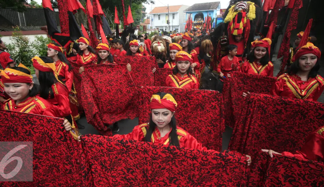 Peserta mengenakan busana serba merah saat mengikuti karnaval pembukaan Hari Tari Dunia di kampus ISI Surakarta, Kamis (28/4). Sejumlah penari akan berpartisipasi menari selama 24 jam. (Liputan6.com/Boy Harjanto)