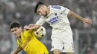 Pemain Borussia Dortmund, Giovanni Reyna (kiri), duel udara dengan pemain FC Copenhagen, Kevin Diks, pada laga Liga Champions di Stadion Signal Iduna Park,  Rabu (7/9/2022). (AP/Martin Meissner)