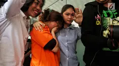 Artis Cahya Wulan Sari alias Chacha, personel Duo Molek menutupi wajahnya usai jumpa pers di Direktorat Narkoba Polda Metro Jaya, Jakarta, Senin (14/1). Chacha diringkus di kamar Apartemen Batavia, Jakarta Selatan. (Liputan6.com/Johan Tallo)