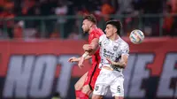 Pemain Persija Jakarta, Marko Simic (kiri) berduel udara dengan pemain Borneo FC, Silverio Silva pada laga pekan ke-7 BRI Liga 1 2023/2024 di Stadion Patriot Candrabhaga, Bekasi, Rabu (9/8/2023). (Bola.com/Bagaskara Lazuardi)