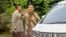 Prabowo datang menggunakan mobil Toyota Alphard warna putih dengan plat berlogo Kementerian Pertahan bernomor polisi 1-00. (Liputan6.com/Faizal Fanani)