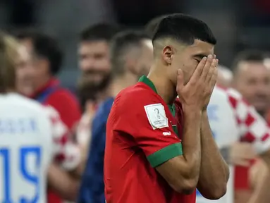 Maroko akhirnya harus puas mengakhiri kiprahnya di Piala Dunia 2022 sebagai peringkat ke-4 setelah dalam laga perebutan tempat ketiga harus mengakui keunggulan Kroasia dengan skor 1-2, Sabtu (17/12/2022) malam WIB. Raut kekecewaan terpancar dari para pemain Singa Atlas begitu laga usai. Namun kekalahan dari Kroasia tetap tak mengubah predikat Maroko sebagai tim penuh kejutan di Piala Dunia 2022, dan yang pasti rekor mentereng mereka sebagai negara Afrika pertama yang lolos hingga semifinal masih akan sulit disamai. Jadi, jangan menangis Maroko, dunia bangga kepadamu! (AP Photo/Francisco Seco)