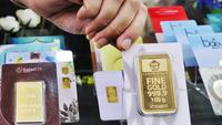 Pramuniaga memperlihatkan emas batangan yang dijual di Galeri 24 Pegadaian, Jakarta, Rabu (27/7/2022). Dalam sepekan, harga emas masih menguat 1,5 persen secara point to point. Dalam sebulan, harga emas sudah amblas 5,5 persen sementara dalam setahun merosot 4,3 persen. (Liputan6.com/Angga Yuniar)