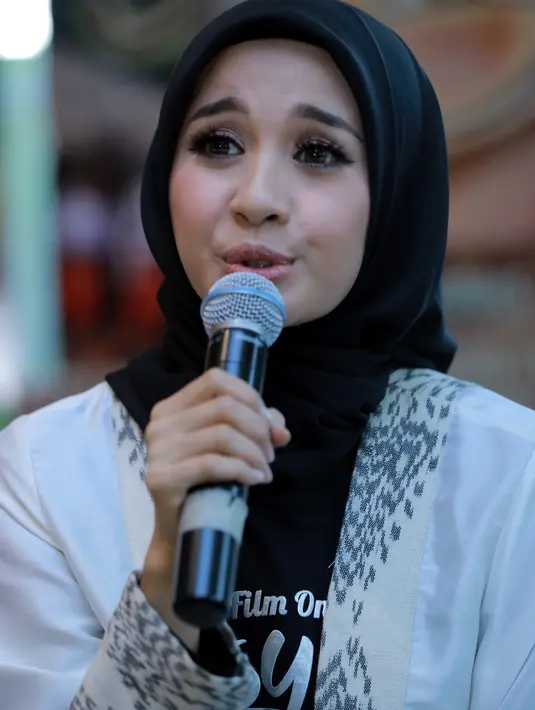 "Aku senang banget semua orang yang ada di dekat aku support hari ini datang. Akting adalah jiwa aku, Alhamdulilah mereka mendukung aku sampai sejauh ini," ucap perempuan kelahiran Surabaya, 28 tahun silam. (Adrian Putra/Bintang.com)