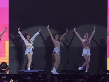 Girlband K-Pop, AOA, tampil pada upacara penutupan Asian Para Games di Stadion Madya Senayan, Jakarta, Sabtu (13/10). (Bola.com/Vitalis Yogi Trisna)