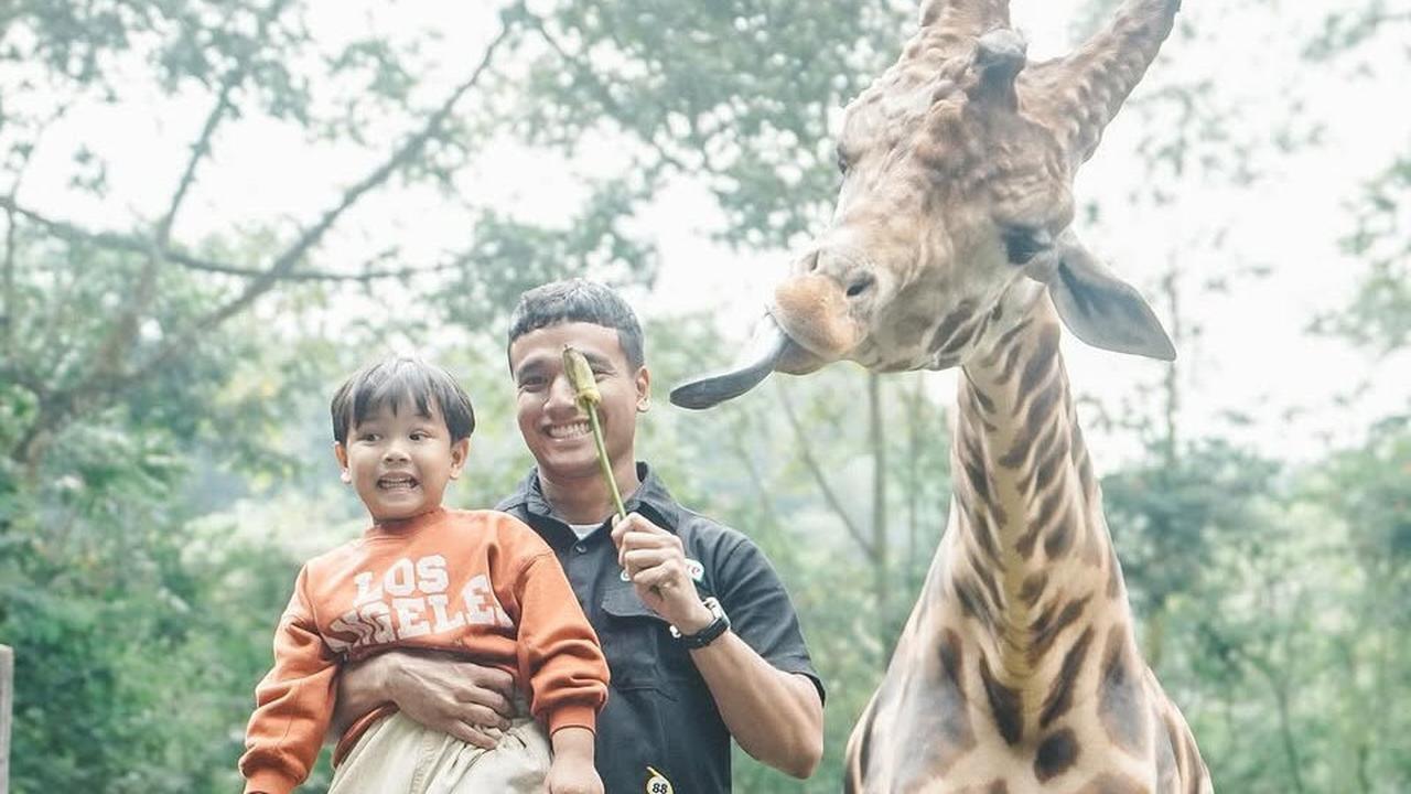 7 Potret Gala Sky Asik Foto Bareng Jerapah di Taman Safari, Tapi Tiba-Tiba Histeris dan Menangis Gara-Gara Ini