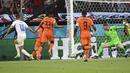 Penyerang timnas Republik Ceko, Patrik Schick (kiri) mencetak gol ke gawang Belanda pada babak 16 besar Euro 2020 di Puskas Arena, Minggu (27/6/2021). Belanda yang bermain dengan 10 pemain setelah turun minum secara mengejutkan disingkirkan Ceko usai kalah 0-2. (Attila Kisbenedek/Pool via AP)