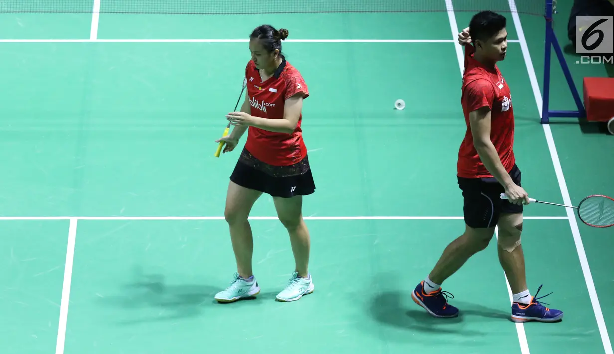 Praveen Jordan/Melati Daeva Oktavianti (Indonesia) saat melawan Lee Chun Hei Reginald/Chau Hoi Wah (Hong Kong) pada Indonesia Open 2018 di Istora GBK Jakarta, (3/7). Praveen Jordan/Melati Daeva kalah 21-17, 14-21, 17-21. (Liputan6.com/Helmi Fithriansyah)