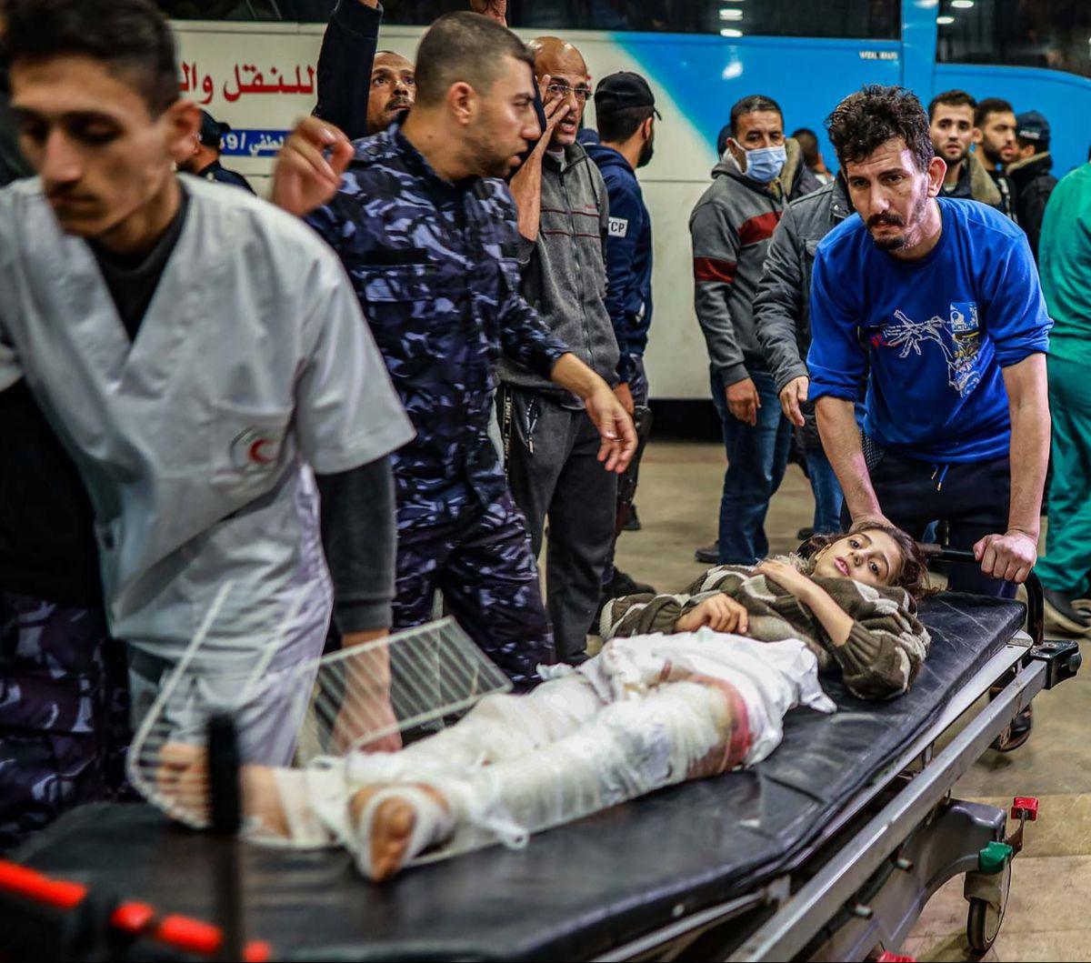 Sebanyak 200 pasien di RS Indonesia, Jalur Gaza utara dievakuasi ke RS Al-Nasr, di Khan Yunis, Gaza Selatan, pada Senin (21/11/2023). Proses evakuasi ini dilakukan setelah Israel melancarkan serangan dan mengerahkan tank-tanknya untuk mengepung RS Indones