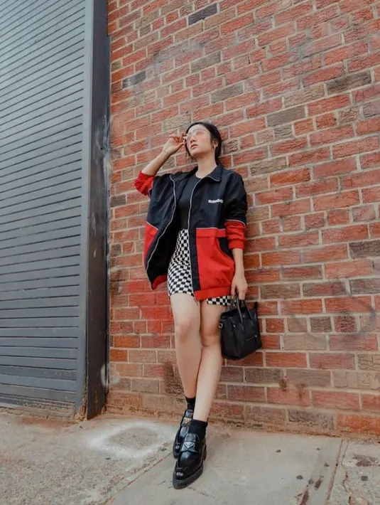 Untuk tampilan casual chic, padukan jaket dengan t-shirt dan slim fit skirt motif kotak-kotak. Makin modis dengan platform shoes dan hand bag. (Instagram/febbyrastanty).