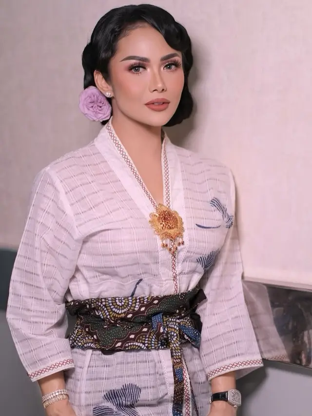 Krisdayanti Tampil Memesona dengan Kebaya Tradisional (Instagram/@rezaazrumakeup)