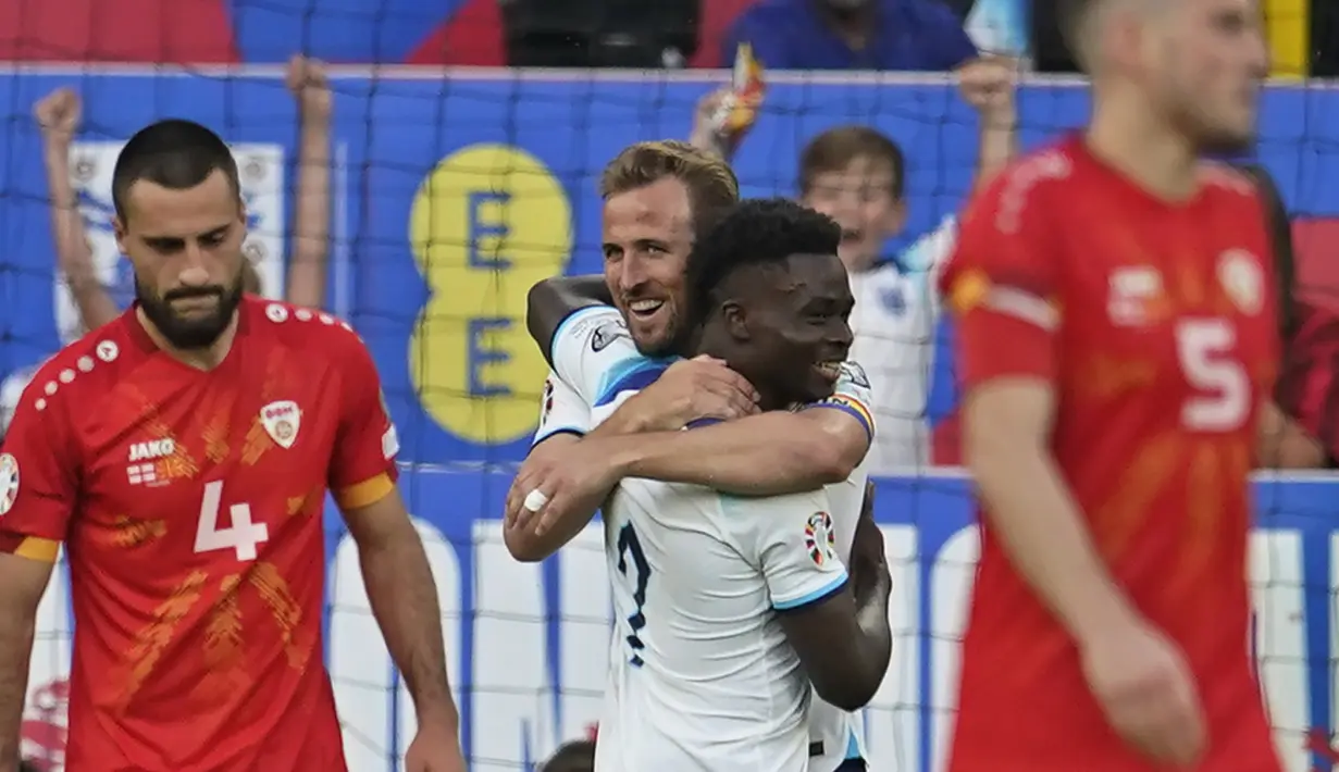 Selebrasi gelandang Timnas Inggris, Bukayo Saka bersama Harry Kane setelah mencetak gol keempat Inggris ke gawang Makedonia Utara pada laga Grup C kualifikasi Euro 2024 antara Timnas Inggris menghadapi Makedonia Utara di Old Trafford, Manchester (19/6/2023). (AP Photo/Dave Thompson)