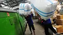 Para pekerja sedang mempersiapkan barang-barang yang akan diberangkatkan ke berbagai daerah di wilayah pulau Jawa, Jakarta, Jumat (18/07/2014) (Liputan6.com/Faizal Fanani)