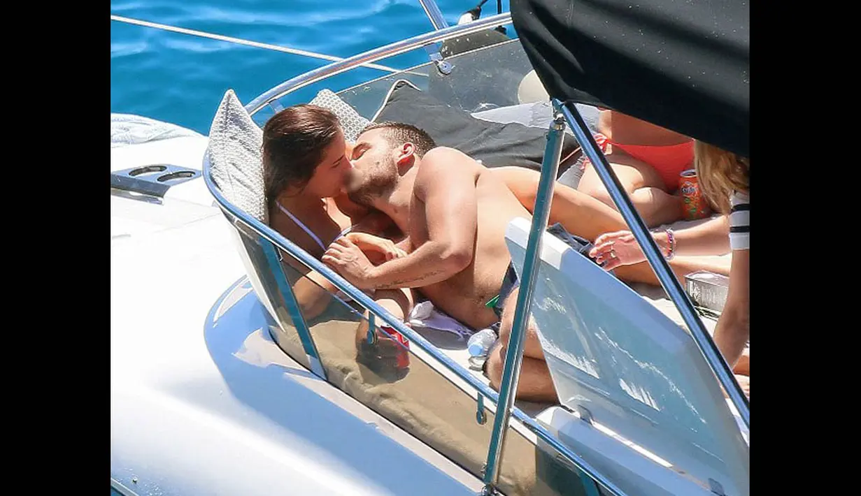 Pelantun One Thing tersebut tak segan mencium Sophia Smith di atas sebuah kapal mewah yang disewanya, Prancis, (30/7/14). (Dailymail)